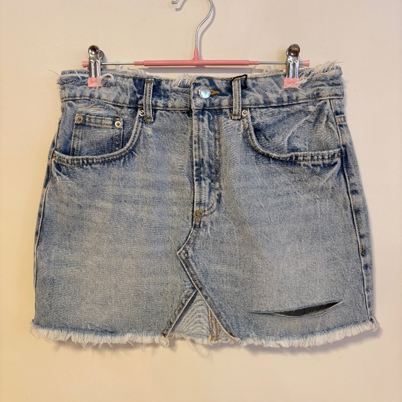 Zara Mid Rise Distressed Denim Mini Skirt Slit Acid Wash Blue Womens Small NWT - Picture 1 of 4
